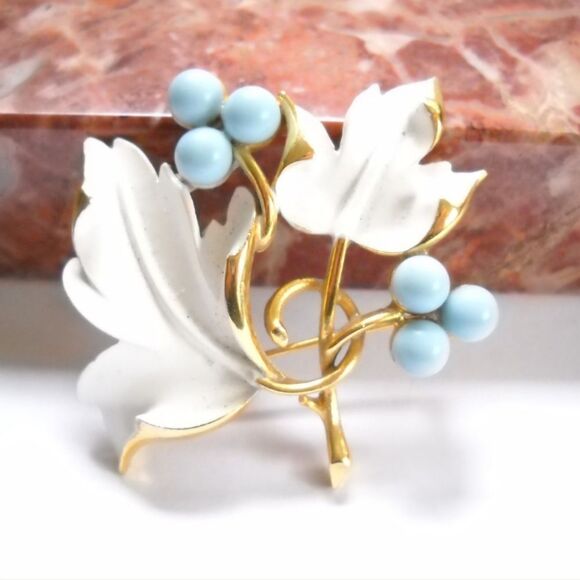 1967 Sarah Coventry White Enamel Blue Beaded Grapevine Brooch EUC 1 7/8×1 7/8" - Picture 9 of 13